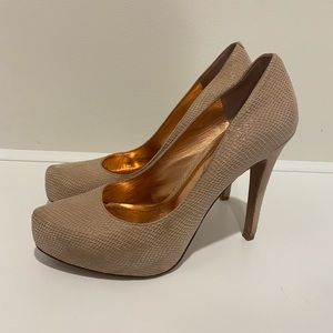Nude snakeskin platform pump